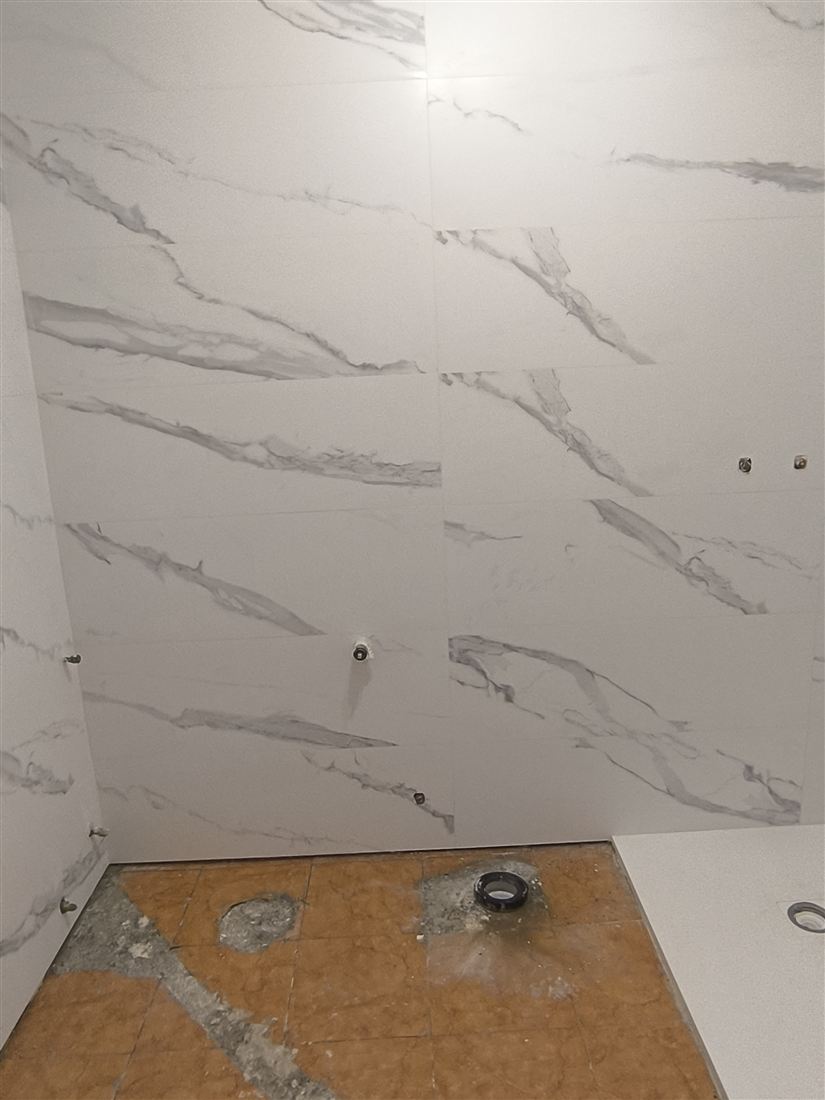 Baño imitación mármol realizado por Solados y Alicatados ReFoMat