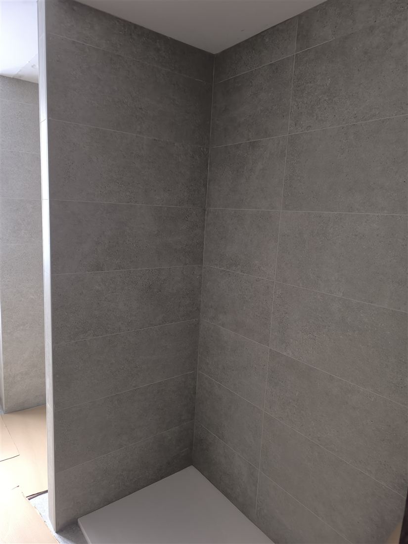 Baño minimalista con alicatado limpio realizado por Solados y Alicatados ReFoMat