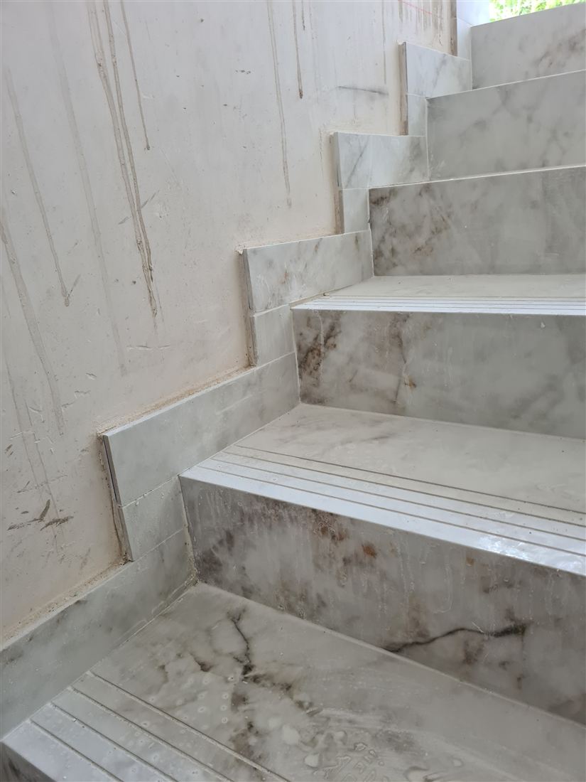 Trabajo de escalera realizado por Solados y Alicatados ReFoMat