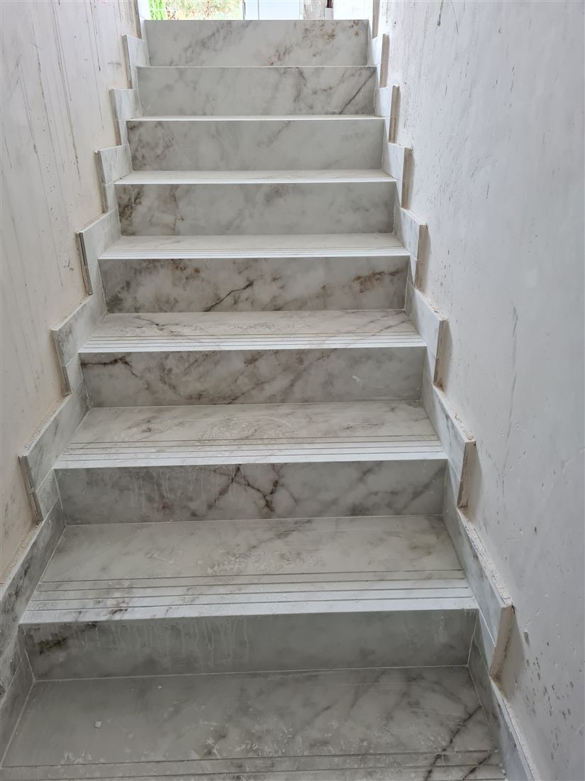 Escalera con acabado claro