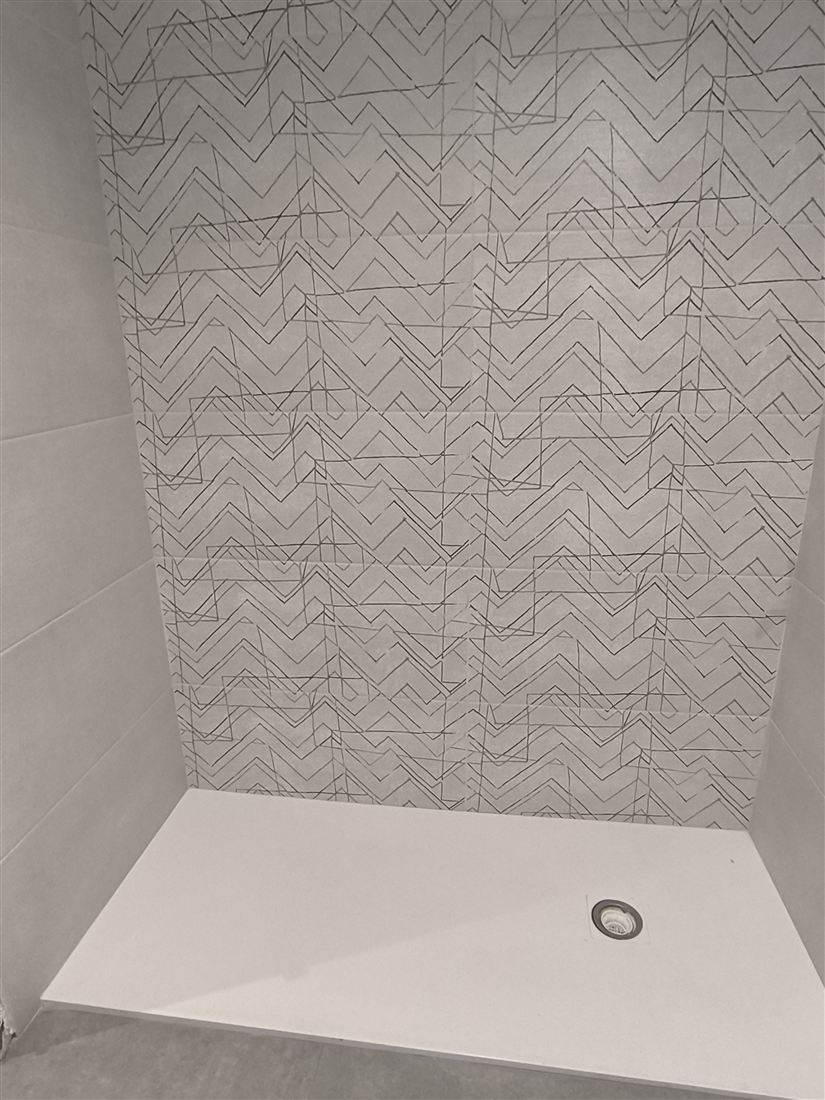 Baño en mural realizado por Solados y Alicatados ReFoMat