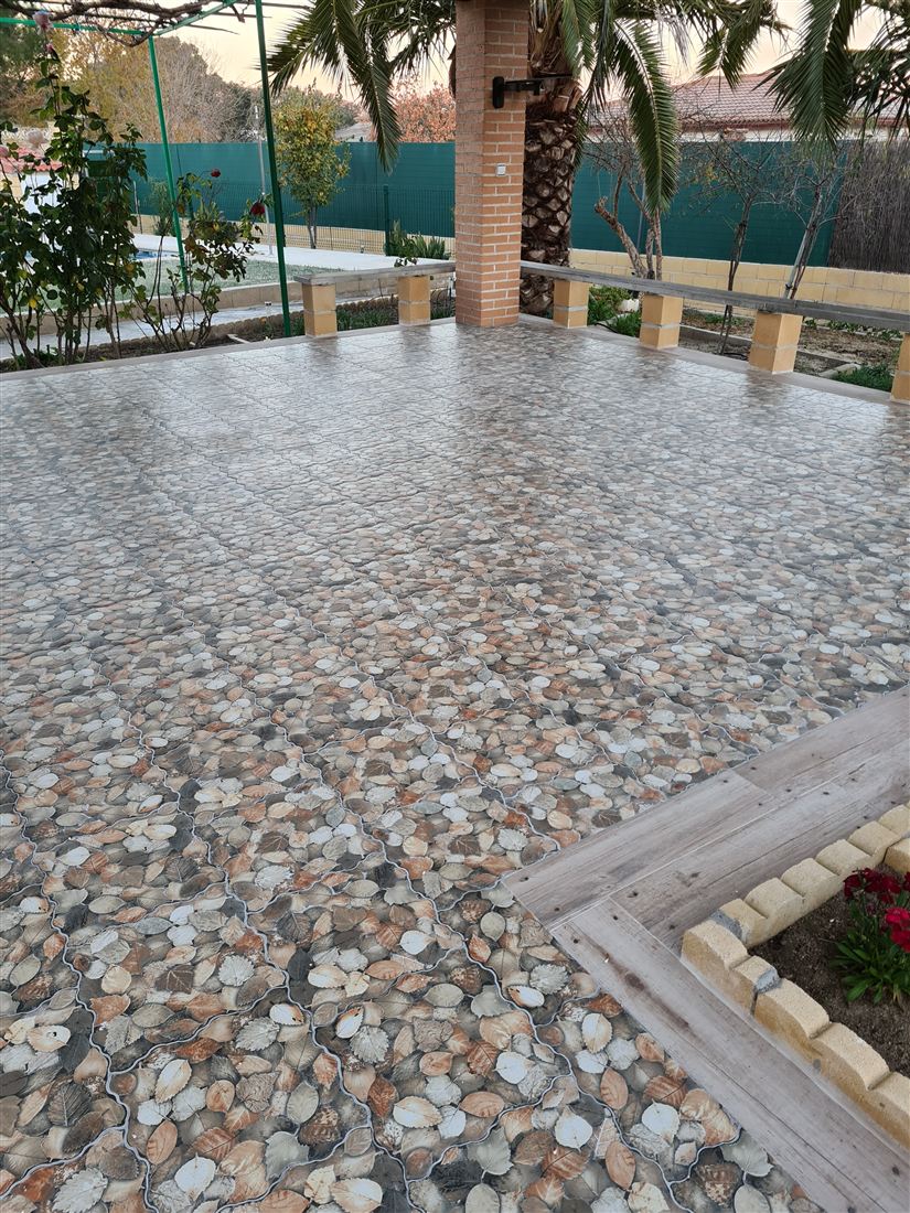 Terraza estilo hojas realizada por Solados y Alicatados ReFoMat