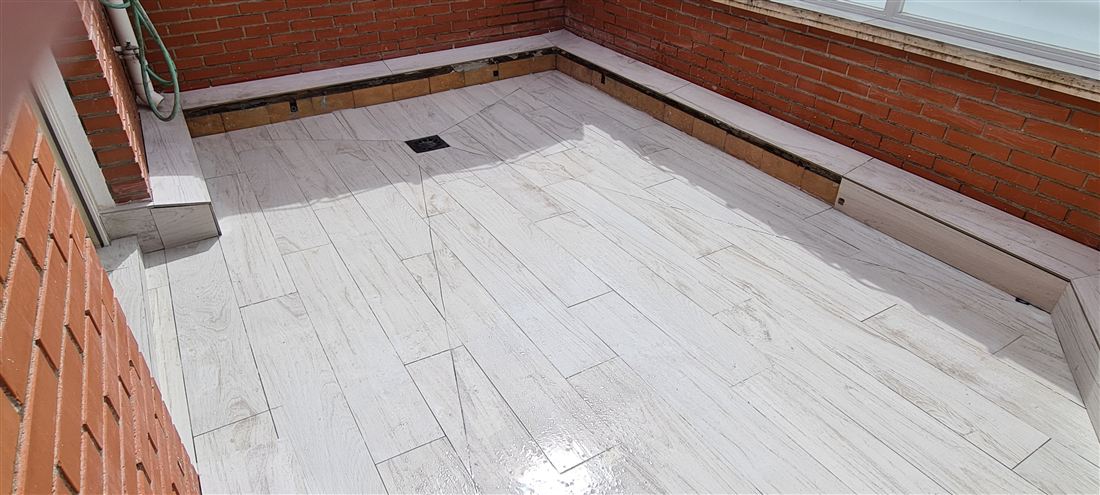 Terraza imitación tarima realizada por Solados y Alicatados ReFoMat